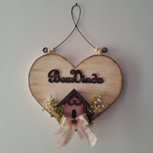 Placa em forma de coração com casinha